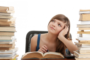 عکس با کیفیت دختر متفکر در کنار دسته بندی های کتاب